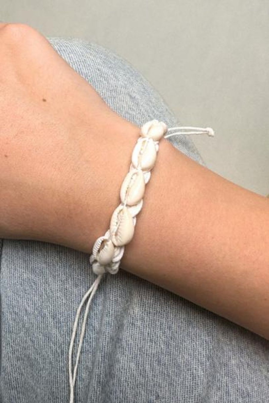 Go Girl Wholesale Beachy Jewellery | Vrzj2205 White Braided Shell Bracelet