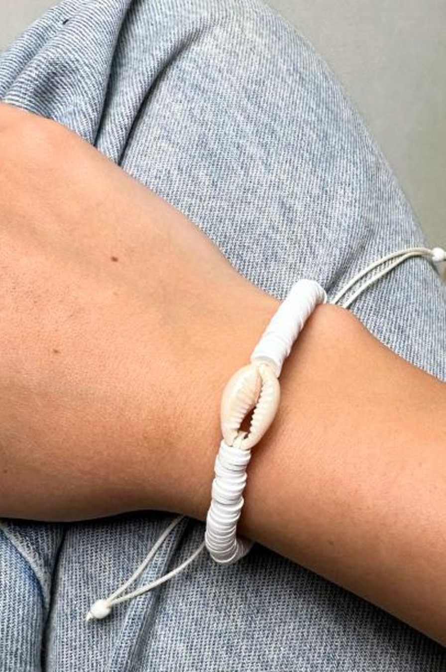 Go Girl Wholesale Beachy Jewellery | Vrzj2206 Single Shell White Bracelet