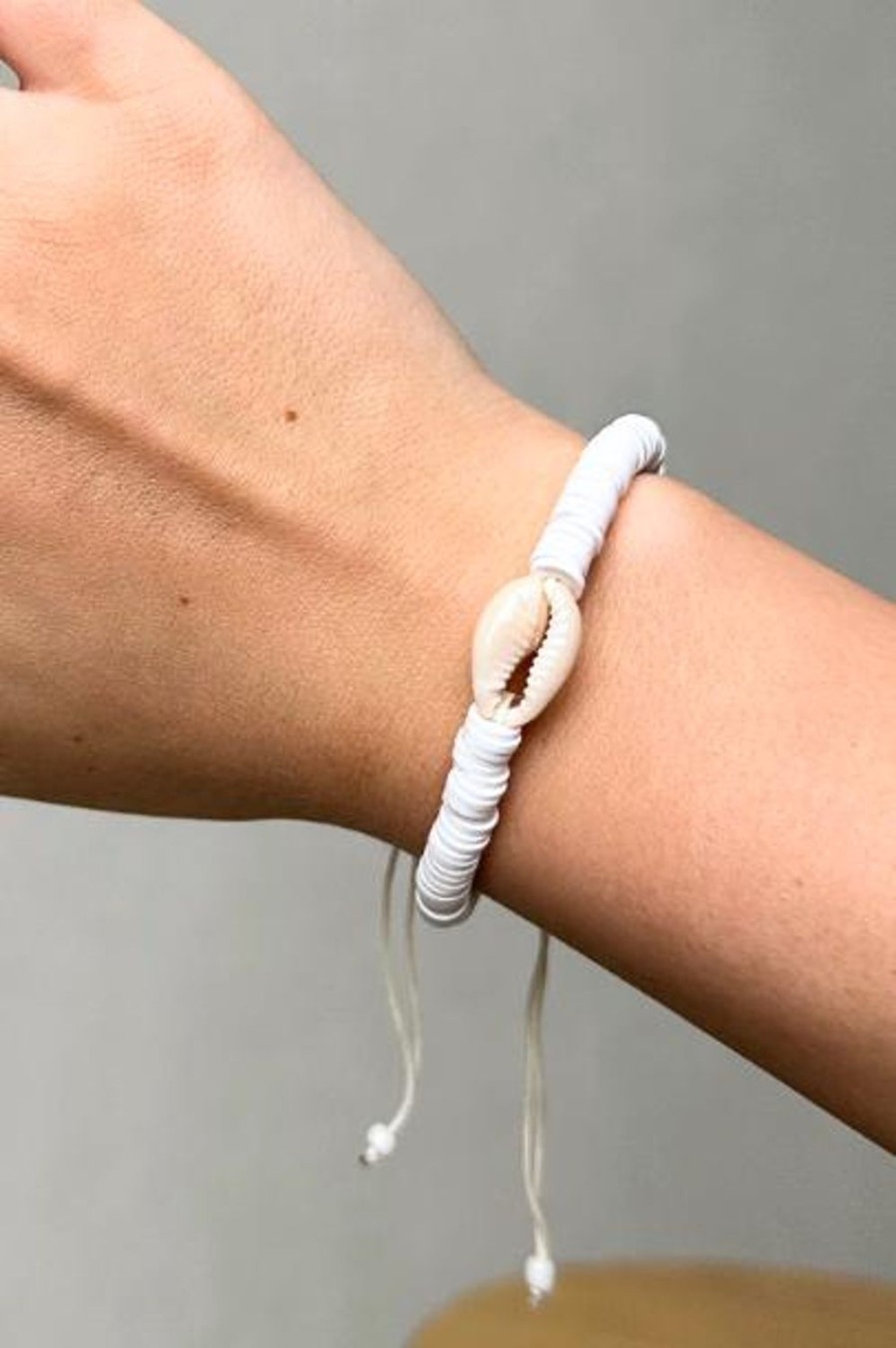 Go Girl Wholesale Beachy Jewellery | Vrzj2206 Single Shell White Bracelet