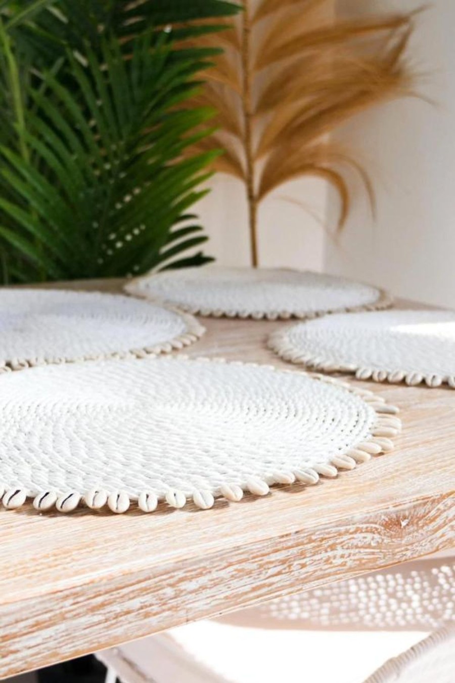 VILLA LIVING HOMEWARES Homewares | Vrhl248 - Round Rattan Shell Edge Placemat - White